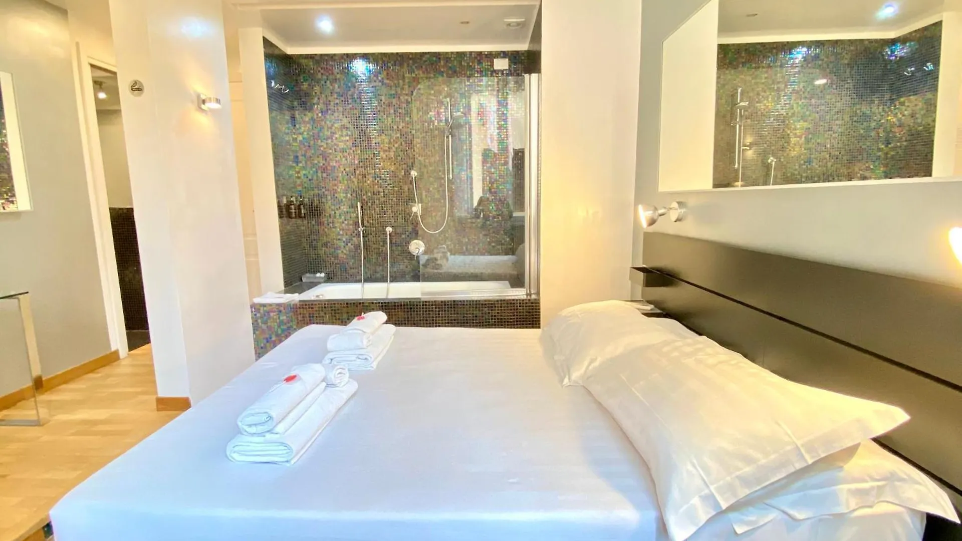 Kiss Me Rome Luxury Rooms